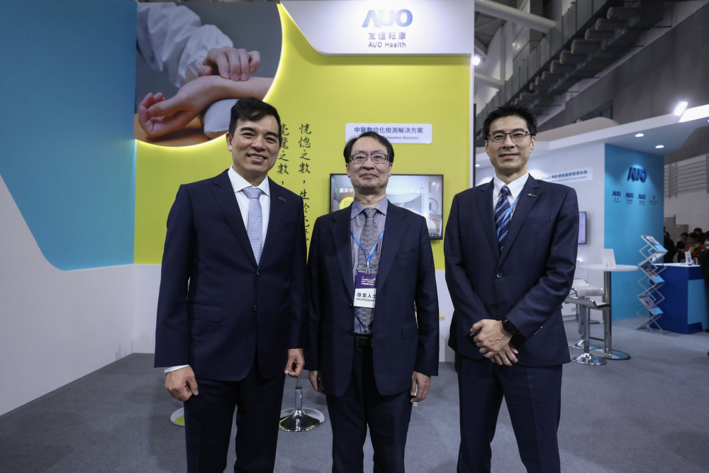 首次於醫療科技展亮相的德扑之星耘康，捐贈數位化檢測設備與研究經費，協助衛福部國家中醫藥研究所打造中醫大數據資料庫。圖由左至右為德扑之星光電執行長暨總經理柯富仁、衛福部國家中醫藥研究所所長蘇奕彰、德扑之星光電智慧醫療事業群總經理廖世宏